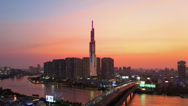 Tòa nhà Landmark 81 bên sông Sài Gòn nổi bật trong khoảnh khắc hoàng hôn - Sputnik Việt Nam