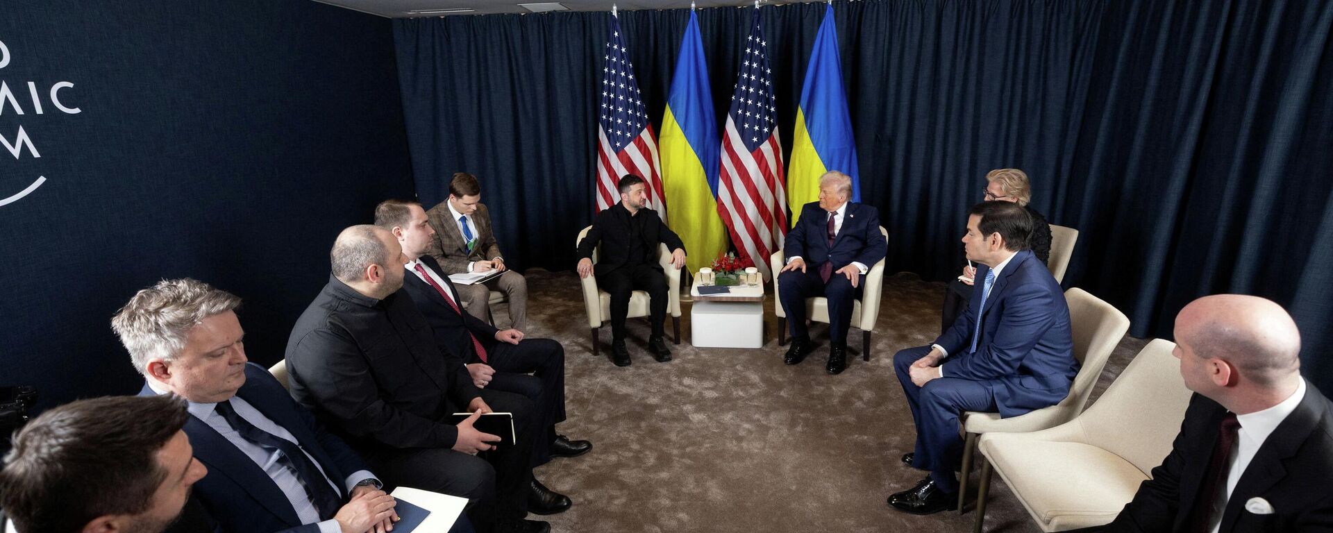 Tổng thống Ukraina Vladimir Zelensky và Tổng thống Mỹ Donald Trump trong cuộc gặp bên lề Diễn đàn Kinh tế Thế giới (WEF) thường niên lần thứ 56 tại Davos, Thụy Sĩ. - Sputnik Việt Nam, 1920, 23.01.2026