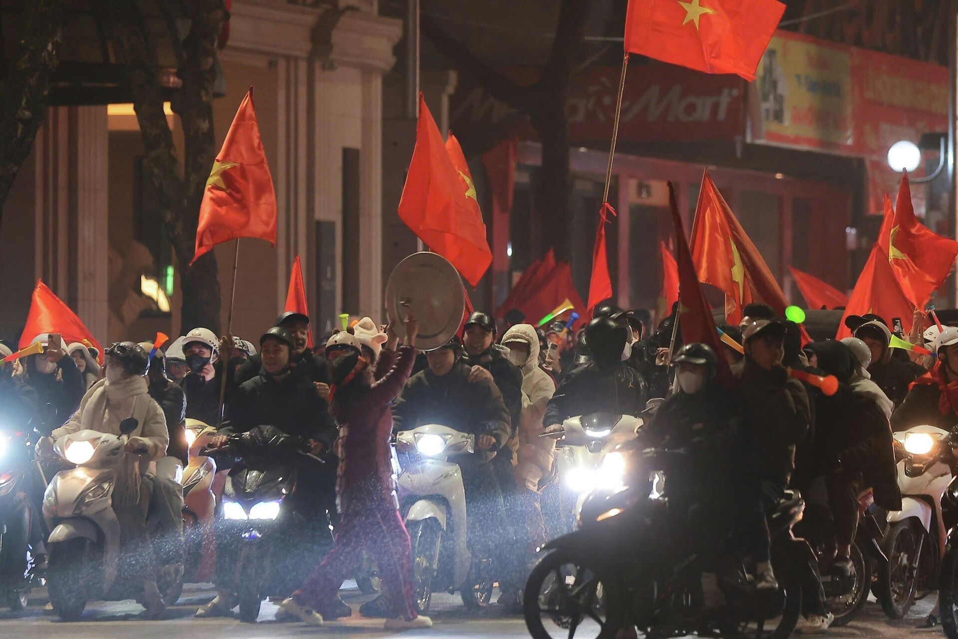 Người hâm mộ ăn mừng U23 Việt Nam giành hạng ba U23 châu Á 2026 - Sputnik Việt Nam, 1920, 24.01.2026