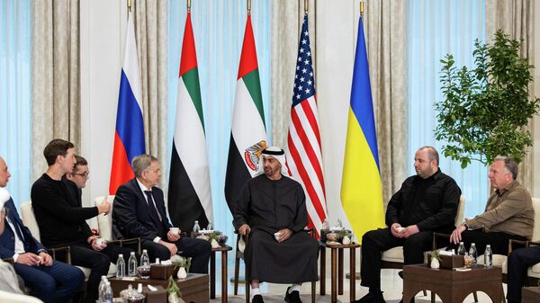 Tổng thống Các Tiểu vương quốc Ả Rập Thống nhất Sheikh Mohamed bin Zayed Al Nahyan tiếp các trưởng phái đoàn tham gia đàm phán ba bên giữa Mỹ, Nga và Ukraina tổ chức tại UAE - Sputnik Việt Nam