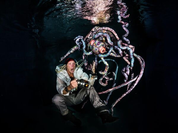 Bức ảnh "The Pirate and the Kraken 3" (“Hải tặc và Kraken 3”) của nhiếp ảnh gia Claudia Weber-Gebert, đứng thứ 3 trong hạng mục Underwater Fashion (Thời trang dưới nước) tại cuộc thi Ocean Art 2025 - Sputnik Việt Nam