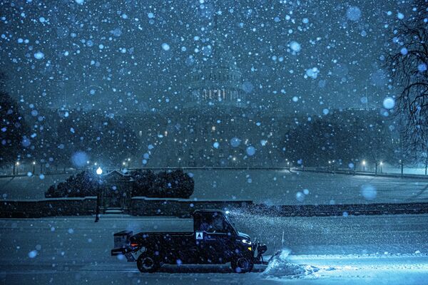Tuyết rơi ban đêm ở Washington: Xe dọn tuyết chạy ngang qua Điện Capitol - Sputnik Việt Nam