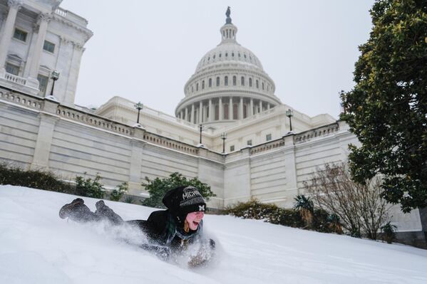 Cô gái trượt xuống đồi gần Điện Capitol ở Washington - Sputnik Việt Nam