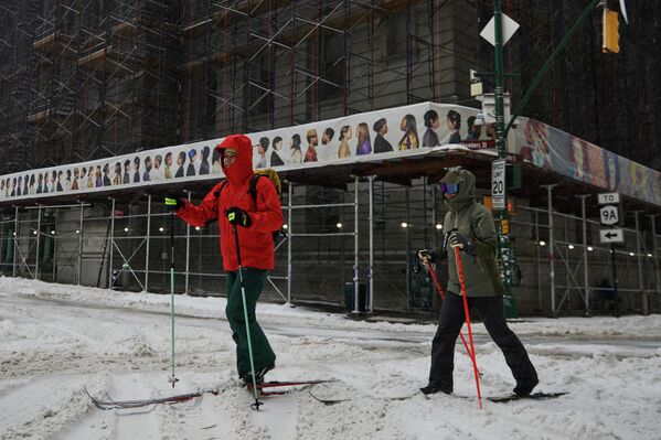 Cư dân Manhattan trượt ván trong bão tuyết - Sputnik Việt Nam