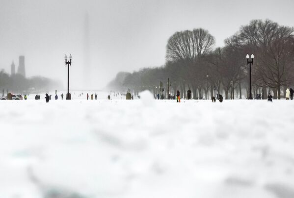 Hậu quả trận tuyết rơi ở Washington. Ở phía sau (trong sương mù): Đài tưởng niệm Washington - Sputnik Việt Nam