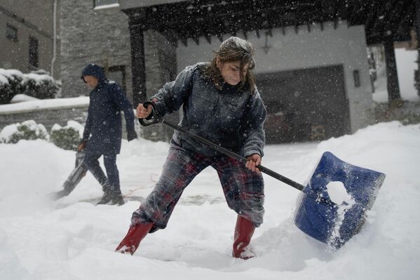 Cư dân Cincinnati, Ohio, dọn tuyết gần nhà mình - Sputnik Việt Nam