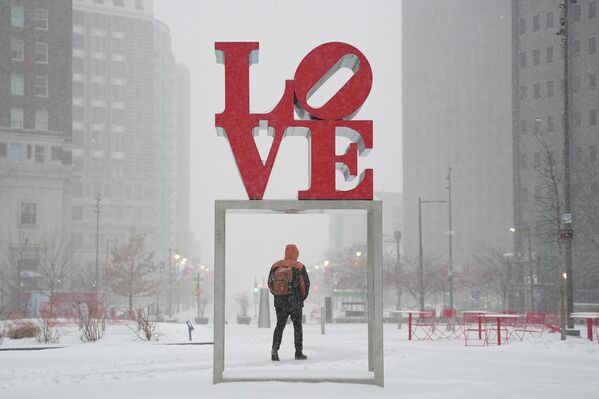 Người đàn ông trong bão tuyết ở Philadelphia - Sputnik Việt Nam