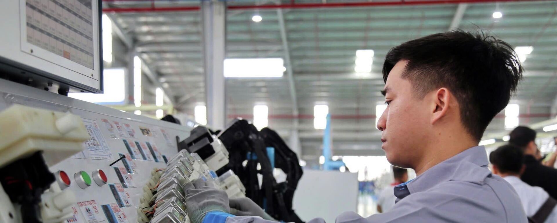 Hoạt động sản xuất sôi động trong Khu kinh tế mở Chu Lai, xã Núi Thành, thành phố Đà Nẵng - Sputnik Việt Nam, 1920, 23.02.2026