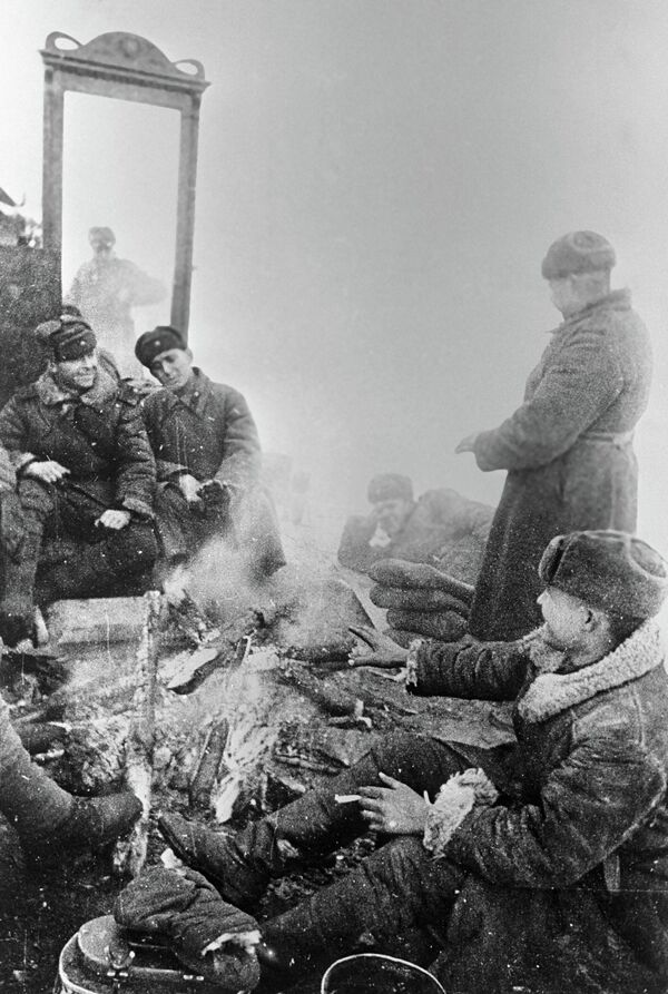 Mặt trận Leningrad. Thứ duy nhất còn nguyên vẹn từ ngôi làng bị phá hủy là một chiếc bàn trang điểm - Sputnik Việt Nam