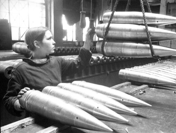 Người dân Leningrad trên mặt trận lao động. Các doanh nghiệp ở Leningrad được giải phóng tiếp tục cung cấp đạn dược cho mặt trận - Sputnik Việt Nam