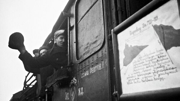 Chuyến tàu đầu tiên chạy dọc theo tuyến đường sắt Shlisselburg, tuyến đường này sau đó trở thành Con đường Chiến thắng - Sputnik Việt Nam