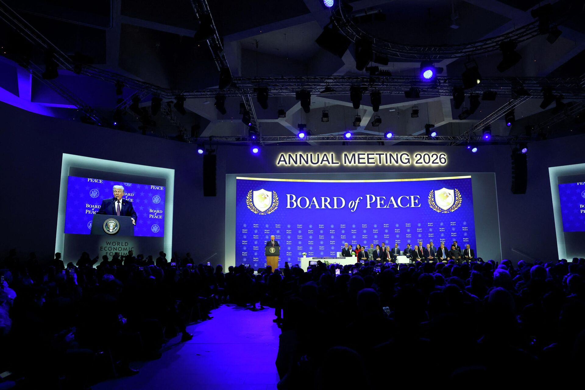 Tổng thống Mỹ Donald Trump phát biểu về việc thành lập Hội đồng Hòa bình tại Diễn đàn Kinh tế Thế giới ở Davos. - Sputnik Việt Nam, 1920, 27.01.2026