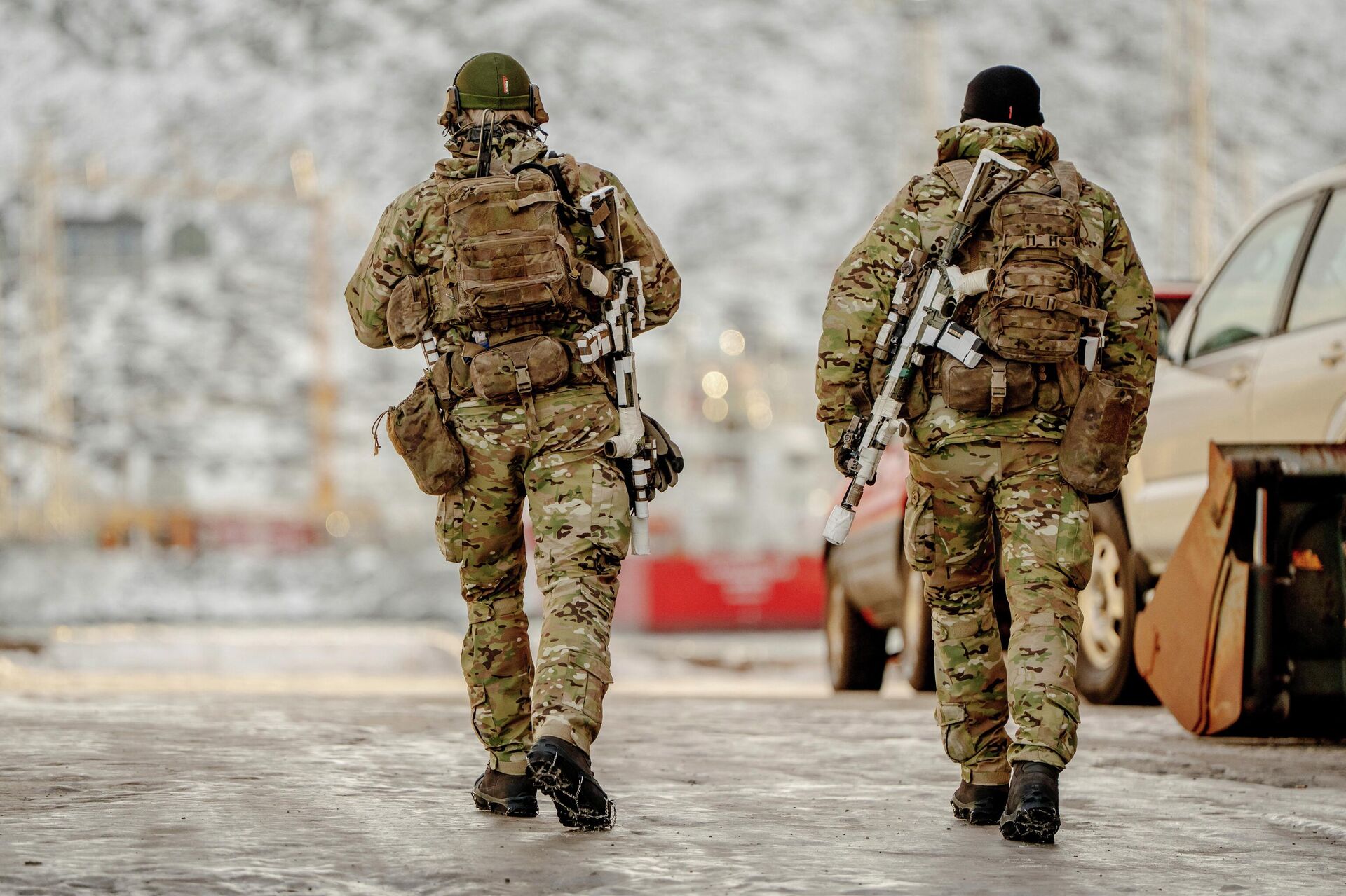 Các binh sĩ canh gác bến cảng ở Nuuk, Greenland. - Sputnik Việt Nam, 1920, 27.01.2026