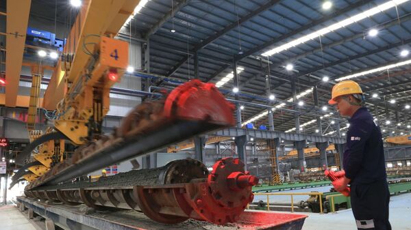 Công nhân sản xuất ống chịu lực ly tâm trong Khu công nghiệp chuyên sâu Phú Mỹ 3, phường Tân Phước, TP. Hồ Chí Minh - Sputnik Việt Nam