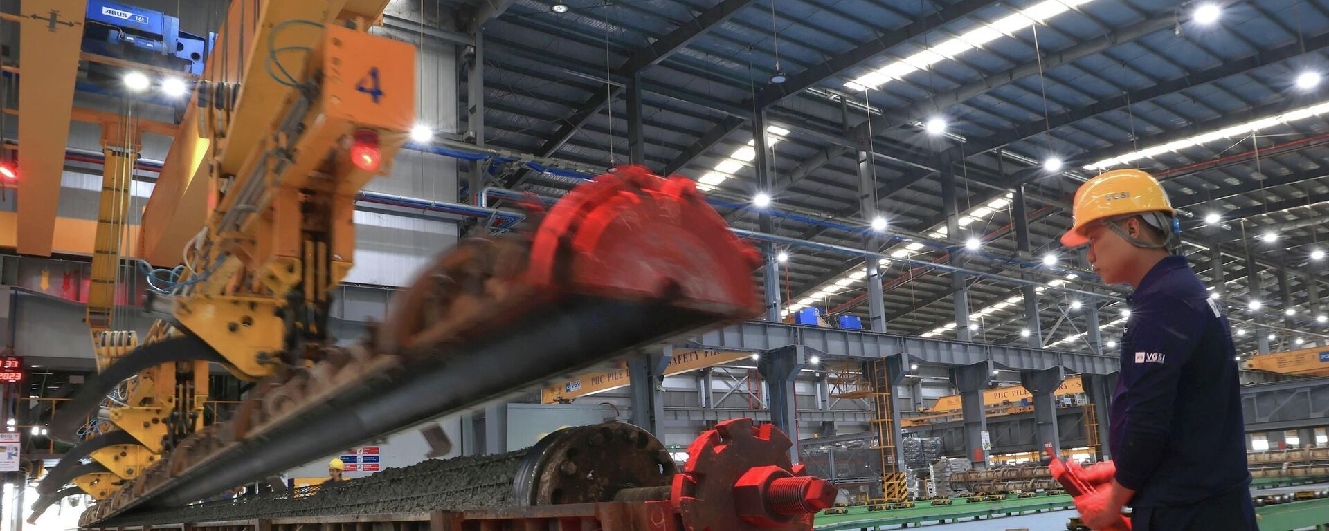 Công nhân sản xuất ống chịu lực ly tâm trong Khu công nghiệp chuyên sâu Phú Mỹ 3, phường Tân Phước, TP. Hồ Chí Minh - Sputnik Việt Nam, 1920, 03.02.2026