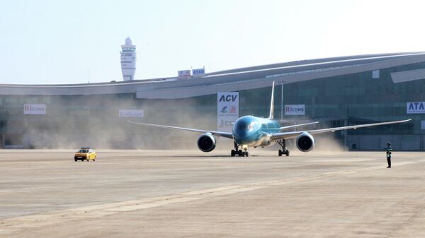 Máy bay Boeing 787 của Hãng hàng không quốc gia Việt Nam – Vietnam Airlines đáp chuyến bay đầu tiên xuống Cảng hàng không quốc tế Long Thành - Sputnik Việt Nam