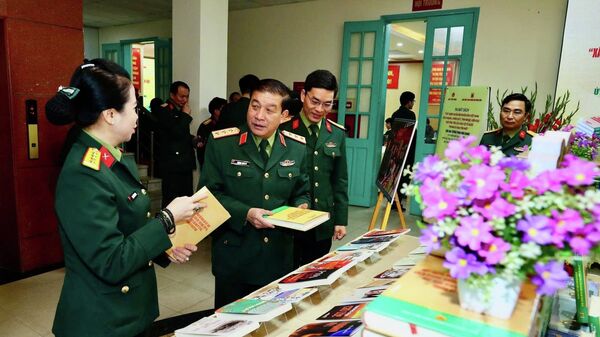 Các đại biểu tham quan khu trưng bày cuốn sách của Đại tướng Phan Văn Giang cùng các tài liệu - Sputnik Việt Nam