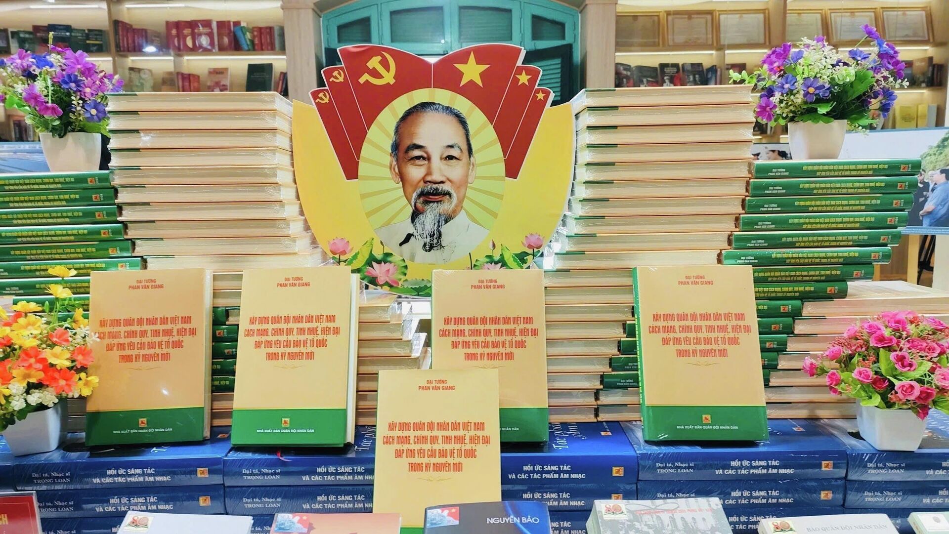 Cuốn sách của Đại tướng Phan Văn Giang, Ủy viên Bộ Chính trị, Phó Bí thư Quân ủy Trung ương, Bộ trưởng Bộ Quốc phòng - Sputnik Việt Nam, 1920, 27.01.2026