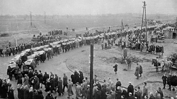 Chiến tranh Vệ quốc vĩ đại 1941-1945. Giải phóng trại tập trung Auschwitz của Đức Quốc xã bởi quân đội Mặt trận Ukraina thứ nhất phối hợp với Mặt trận Ukraina thứ tư trong Chiến dịch Vistula-Oder. Lễ tang các tù nhân của trại tập trung Auschwitz. - Sputnik Việt Nam