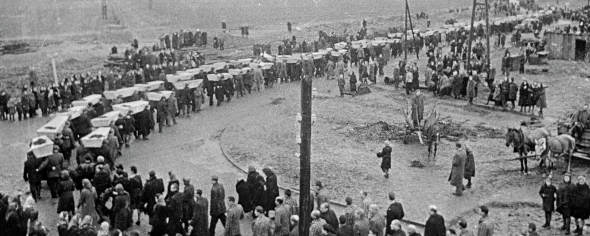 Chiến tranh Vệ quốc vĩ đại 1941-1945. Giải phóng trại tập trung Auschwitz của Đức Quốc xã bởi quân đội Mặt trận Ukraina thứ nhất phối hợp với Mặt trận Ukraina thứ tư trong Chiến dịch Vistula-Oder. Lễ tang các tù nhân của trại tập trung Auschwitz. - Sputnik Việt Nam, 1920, 27.01.2026