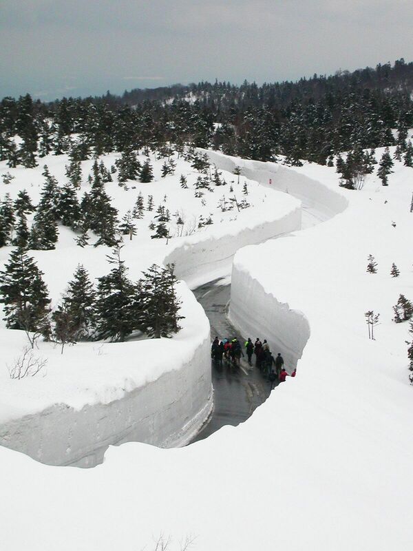 Lối đi xuyên qua những đụn tuyết cao ngất tại thành phố Aomori, Nhật Bản. - Sputnik Việt Nam
