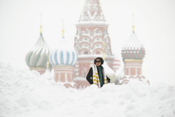 Cô gái trên Quảng trường Đỏ giữa cơn tuyết rơi tại Moskva. Theo số liệu của cơ quan khí tượng, riêng ngày 27 tháng Một, thành phố đã đón nhận lượng tuyết rơi vượt hơn 30% mức bình thường trung bình của cả tháng. - Sputnik Việt Nam