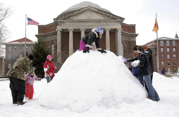 Cô bé Kylie Potrykus, 9 tuổi, trèo lên đỉnh của khối tuyết có thể là lớn nhất thế giới, được tạo dựng ngay trong khuôn viên Đại học Syracuse (Hoa Kỳ).Trong lễ hội mùa đông, sinh viên, giảng viên, nhân viên cùng cư dân thành phố Syracuse đã cùng nhau làm việc cả ngày để tạo nên khối tuyết khổng lồ này với hy vọng phá kỷ lục Guinness. Hiện kỷ lục thuộc về Nicole Faroe (Anh) với khối tuyết đường kính 160 cm. Kết quả nỗ lực phá kỷ lục sẽ được công bố trong vài tuần tới. - Sputnik Việt Nam