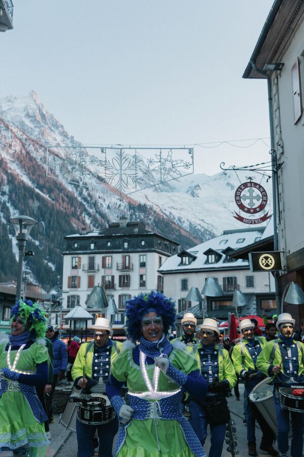 Các vũ công và nhạc công diễu hành trên những con phố phủ tuyết trắng tại Chamonix, Pháp. - Sputnik Việt Nam