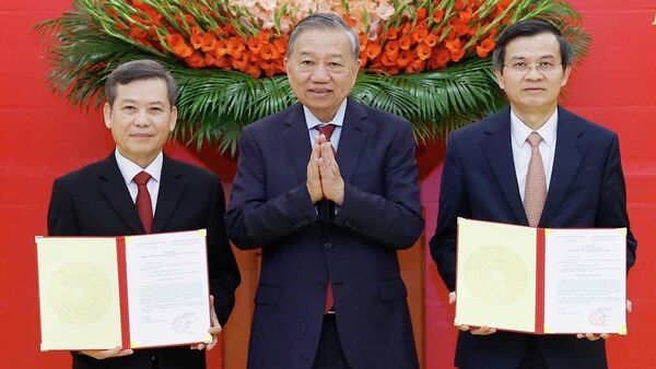 Tổng Bí thư Tô Lâm trao Quyết định của Bộ Chính trị cho các đồng chí Lê Minh Trí (bên trái) và Đoàn Minh Huấn (bên phải) - Sputnik Việt Nam