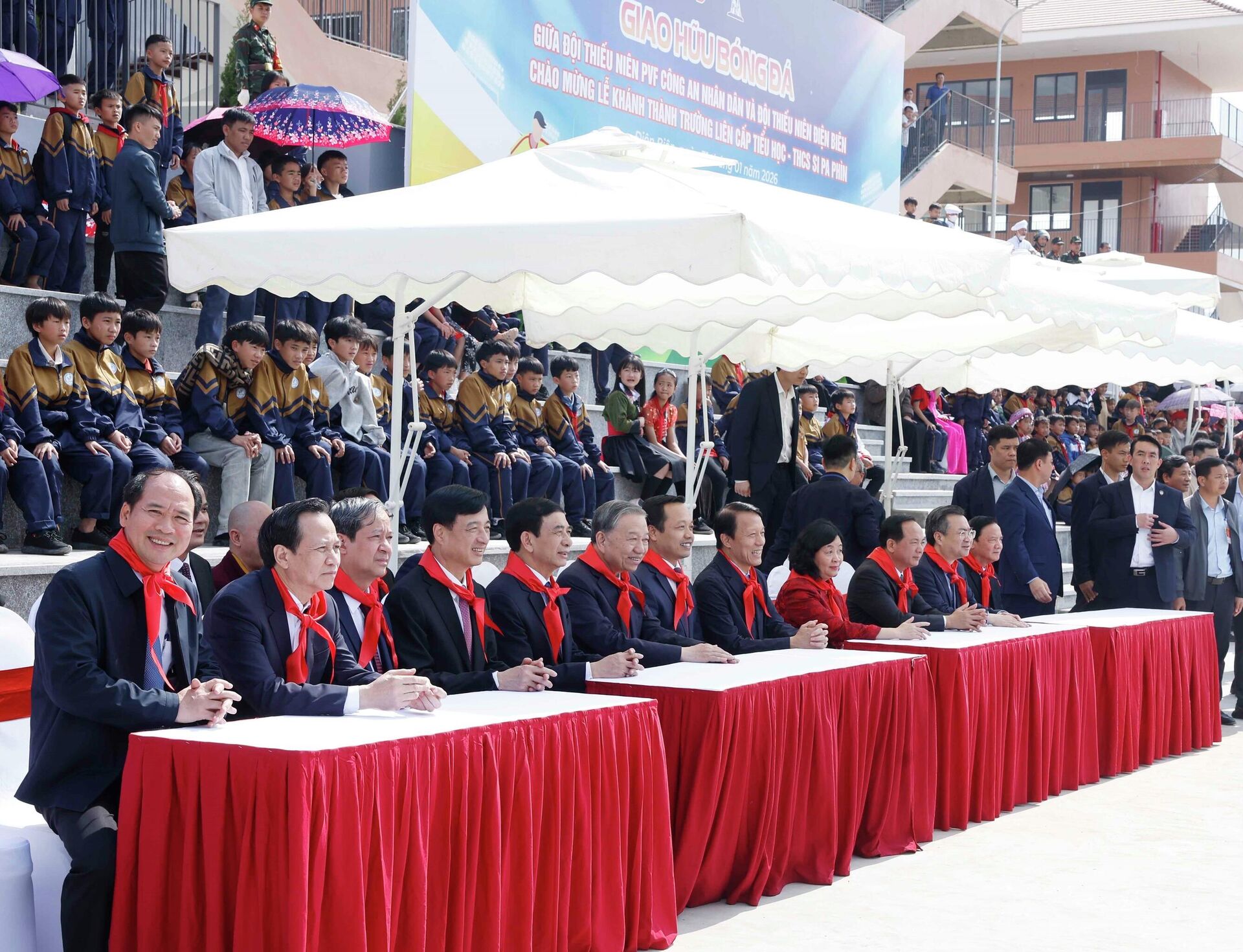 Tổng Bí thư Tô Lâm và Đoàn công tác của Trung ương với thầy cô và học sinh Trường Phổ thông nội trú liên cấp Tiểu học và THCS Si Pa Phìn
Tổng Bí thư Tô Lâm và Đoàn công tác của Trung ương với thầy cô và học sinh Trường Phổ thông nội trú liên cấp Tiểu học và THCS Si Pa Phìn - Sputnik Việt Nam, 1920, 31.01.2026