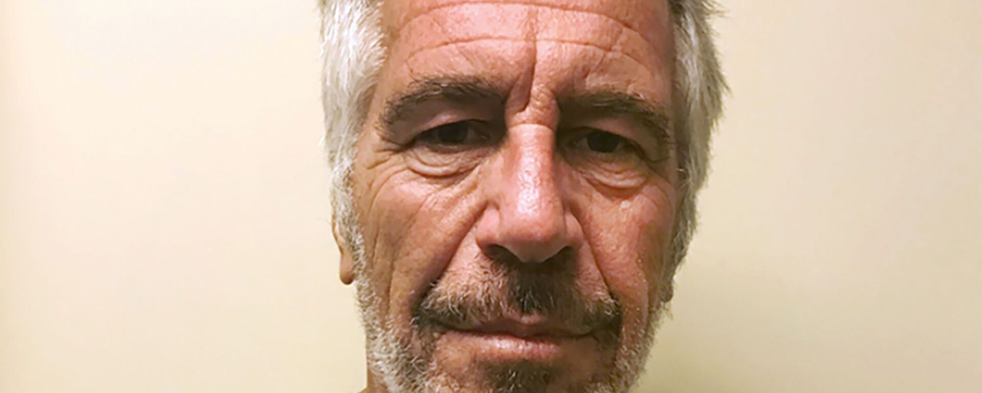 Nhà tài chính và tỷ phú người Mỹ Jeffrey Epstein - Sputnik Việt Nam, 1920, 01.02.2026