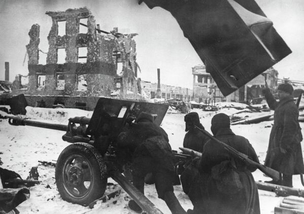 Các pháothủ Liên Xô trong một trận đánh đường phố ở Stalingrad. Tháng 11 năm 1942 - Sputnik Việt Nam
