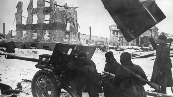 Các pháothủ Liên Xô trong một trận đánh đường phố ở Stalingrad. Tháng 11 năm 1942 - Sputnik Việt Nam