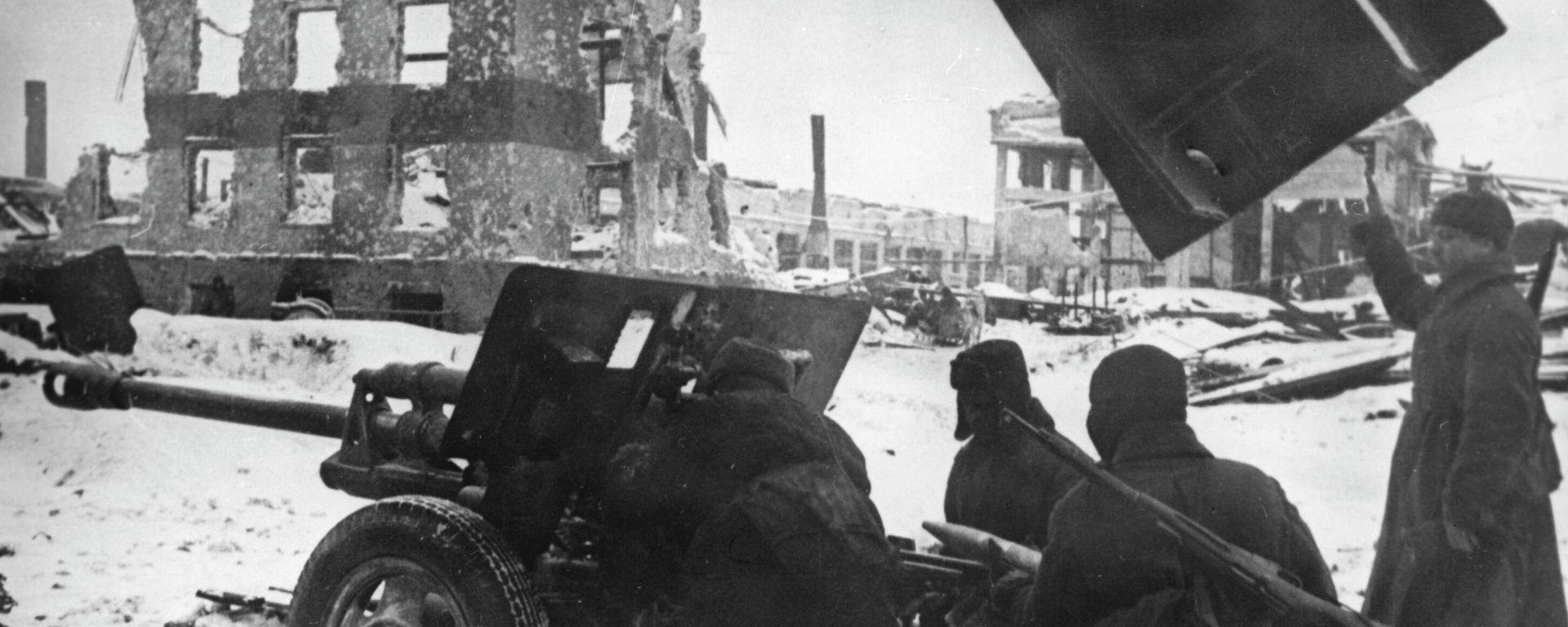 Các pháothủ Liên Xô trong một trận đánh đường phố ở Stalingrad. Tháng 11 năm 1942 - Sputnik Việt Nam, 1920, 02.02.2026