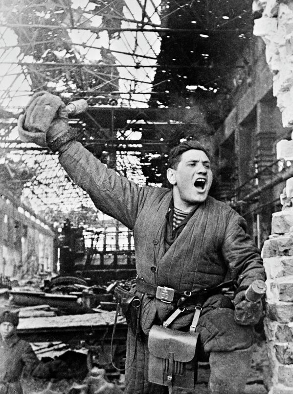 Trung sĩ Pavel Yakovlevich Goldberg, chỉ huy trung đội súng máy thuộc Trung đoàn Bộ binh 241 của Sư đoàn Bộ binh 95, trong một phân xưởng của nhà máy «Barrikady» bị phá hủy - Sputnik Việt Nam