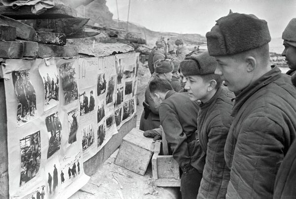 Sư đoàn Bộ binh Cận vệ 39, dưới sự chỉ huy của Tướng Stepan Guryev, đã chiến đấu ở phía tây-nam, và sau đó là trong nội đô Stalingrad, gần Nhà máy Luyện kim Stalingrad "Tháng Mười Đỏ". Những người lính Liên Xô xem ảnh trên báo tường của Sư đoàn Cận vệ 39 bên bờ sông Volga ở Stalingrad - Sputnik Việt Nam