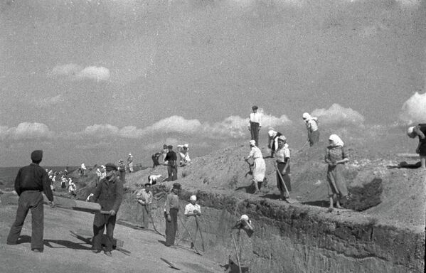 Các thường dân xây dựng công sự phòng thủ ngoại vi Stalingrad - Sputnik Việt Nam
