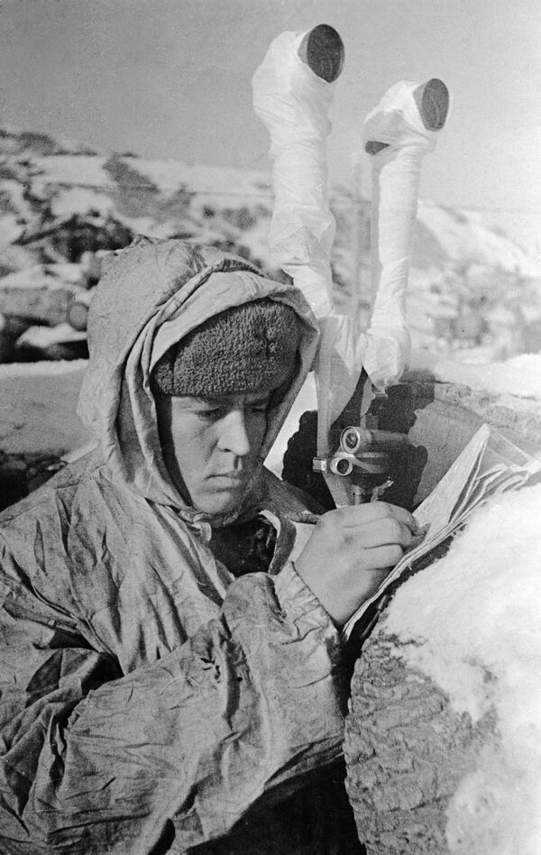 Thiếu úy Grigory Yerofeyev chỉ huy khẩu đội súng cối ghi dữ liệu vào nhật ký quan sát - Sputnik Việt Nam