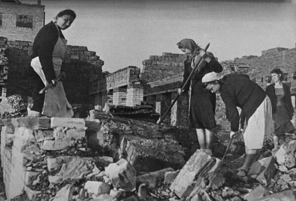 Công cuộc khôi phục Stalingrad vài tháng sau khi Trận Stalingrad kết thúc. Những người phụ nữ làm việc trên đường phố của đô thị bị tàn phá, dọn dẹp tàn tích đổ nát của các tòa nhà dân - Sputnik Việt Nam