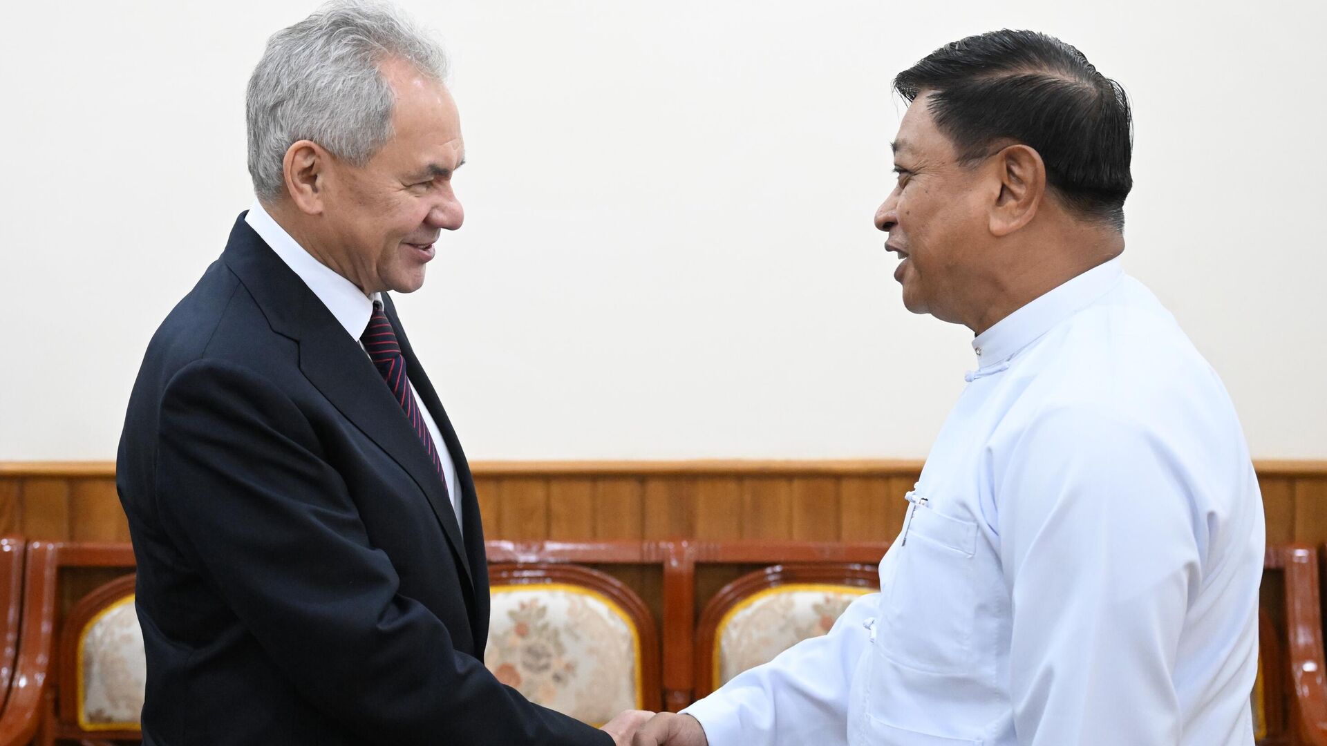Ông Sergei Shoigu, Bí thư Hội đồng An ninh Nga, và ông Tin Aung San, Bộ trưởng thứ nhất Văn phòng Tổng thống kiêm Cố vấn An ninh Quốc gia Myanmar, trong một cuộc gặp tại Naypyidaw - Sputnik Việt Nam, 1920, 02.02.2026