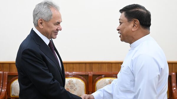 Ông Sergei Shoigu, Bí thư Hội đồng An ninh Nga, và ông Tin Aung San, Bộ trưởng thứ nhất Văn phòng Tổng thống kiêm Cố vấn An ninh Quốc gia Myanmar, trong một cuộc gặp tại Naypyidaw - Sputnik Việt Nam