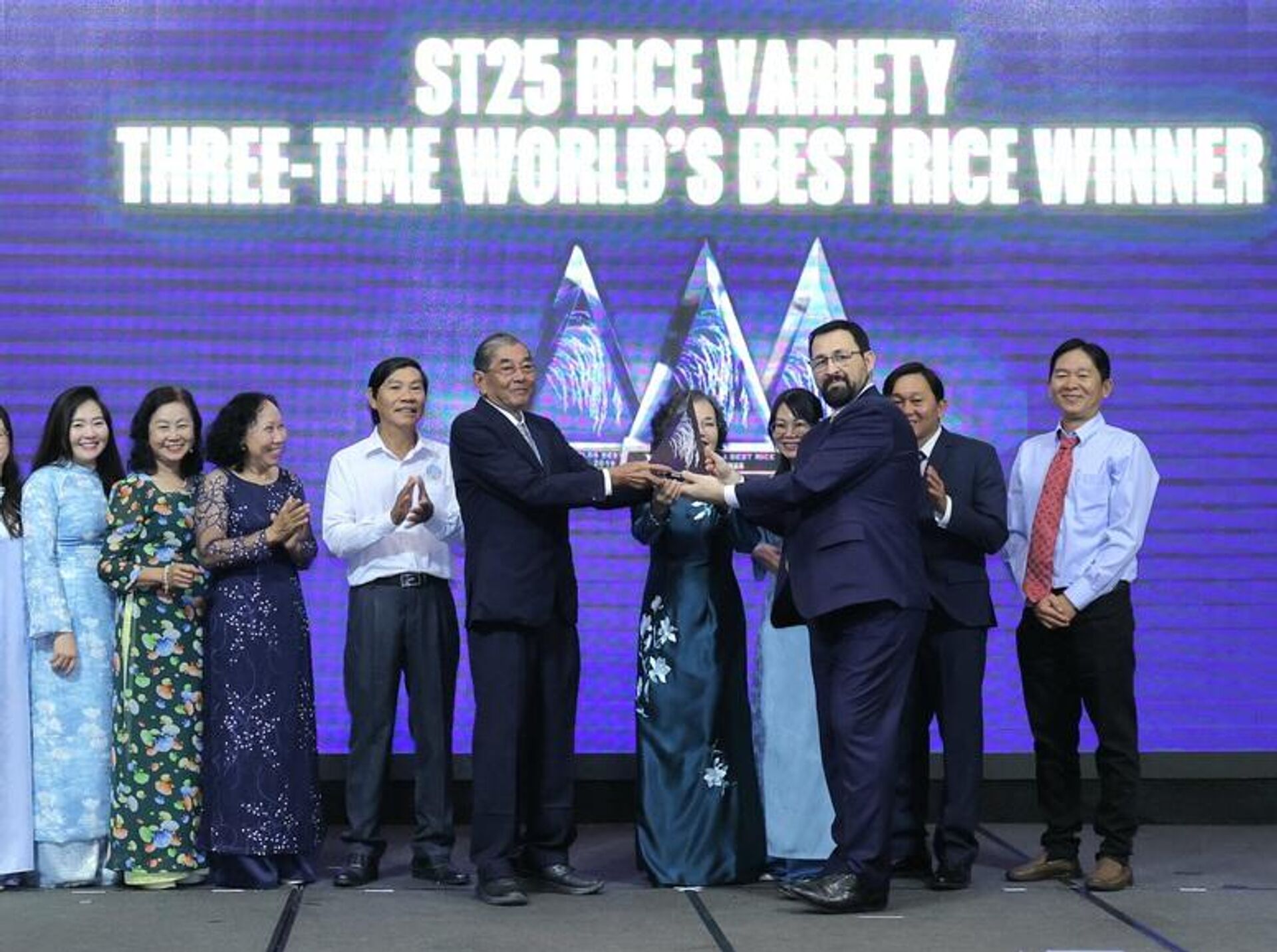 Chủ tịch Tổ chức The Rice Trader trao cup Gạo ngon nhất thế giới năm 2025 cho cộng sự và gia đình kỹ sư Hồ Quang Cua - Sputnik Việt Nam, 1920, 02.02.2026