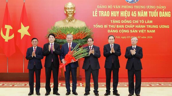 Lễ trao Huy hiệu 45 năm tuổi Đảng tặng Tổng Bí thư Tô Lâm - Sputnik Việt Nam