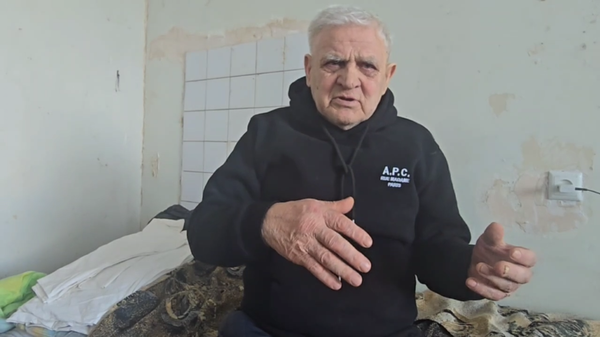 Người đàn ông chứng kiến vợ mình thiệt mạng do UAV Ukraina tấn công ở DNR - Sputnik Việt Nam