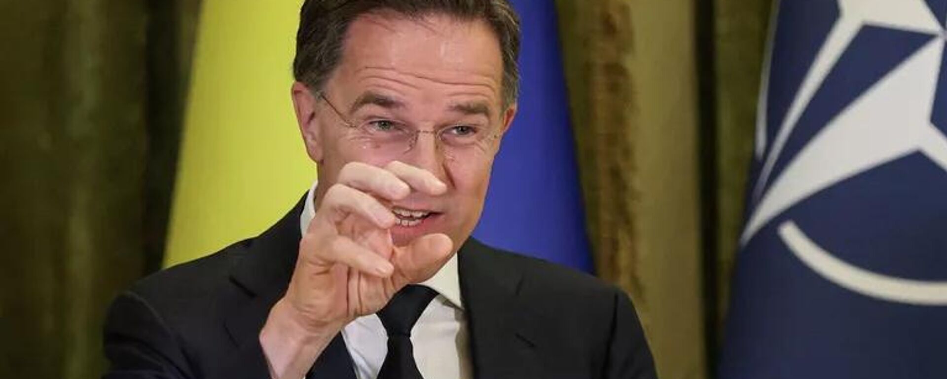 Tổng thư ký NATO Mark Rutte trong cuộc họp báo với Vladimir Zelensky tại Kiev vào ngày 3 tháng 2 năm 2026. - Sputnik Việt Nam, 1920, 03.02.2026