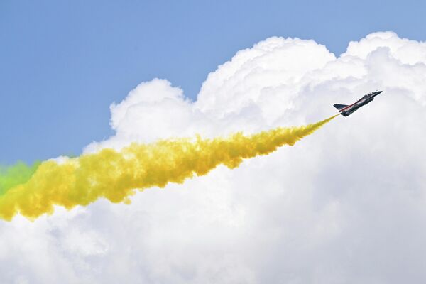 Đội bay biểu diễn chiến đấu cơ “Bayi” của Không quân Giải phóng Nhân dân Trung Quốc thực hiện màn trình diễn bay tại Trung tâm Hội nghị và Triển lãm Changi, Singapore - Sputnik Việt Nam