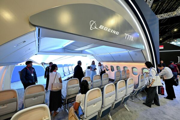 Các vị khách tham quan gian hàng của tập đoàn Boeing tại Triển lãm Công nghiệp Hàng không Singapore - Sputnik Việt Nam