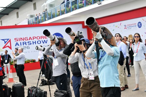 Các nhiếp ảnh gia tại Triển lãm Công nghiệp Hàng không Singapore trong Trung tâm Hội nghị và Triển lãm Changi - Sputnik Việt Nam