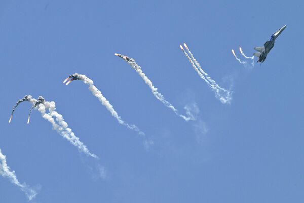 Máy bay chiến đấu Su-30MKM của Không quân Hoàng gia Malaysia thực hiện động tác nhào lộn trong chuyến bay trình diễn tại Triển lãm Công nghiệp Hàng không Singapore - Sputnik Việt Nam