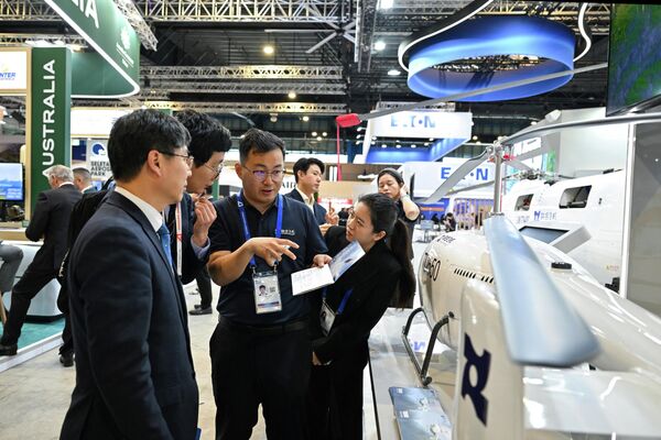 Các vị khách tham quan gian hàng của United Aircraft tại Triển lãm Công nghiệp Hàng không Singapore - Sputnik Việt Nam